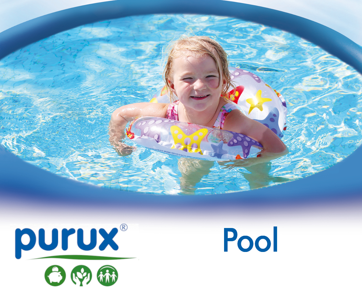 Kleines Kind schwimmt mit Schwimmreifen in kleinem Pool